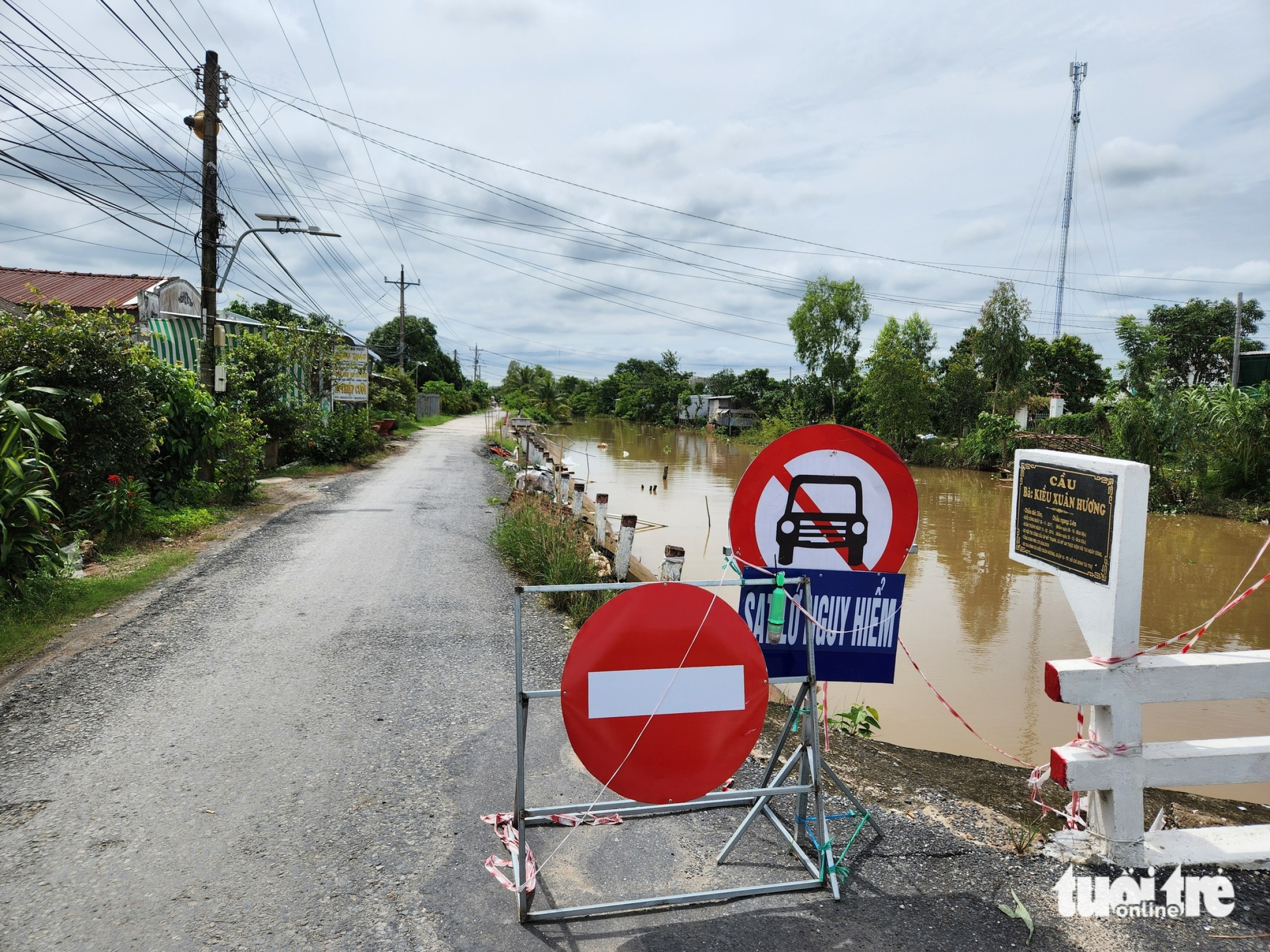 洪水和山体滑坡包围隆坚社